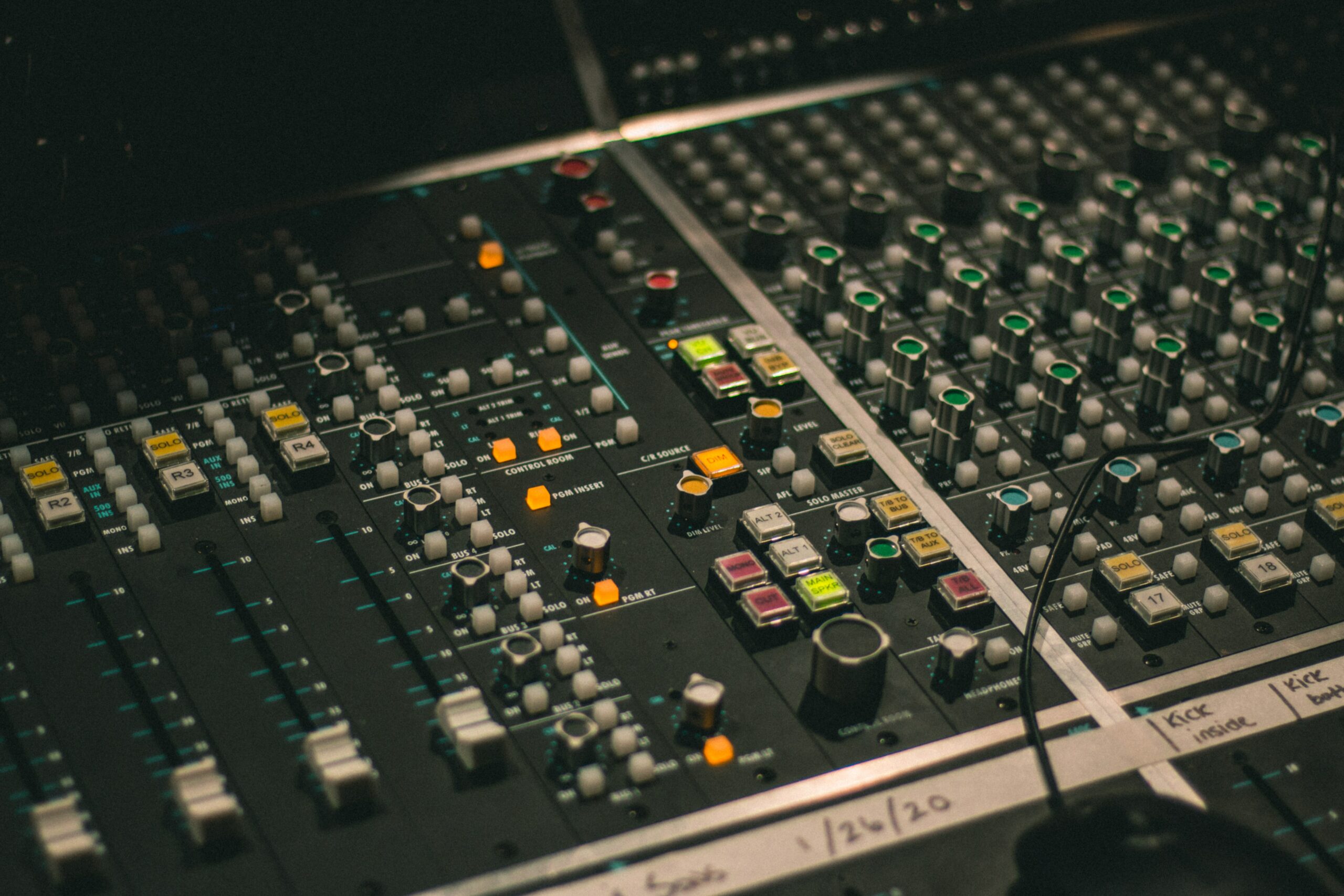 yassine-khalfalli-I3ZzOkiAbTI-unsplash console de mixage illustre les différences entre le mixing et le mastering